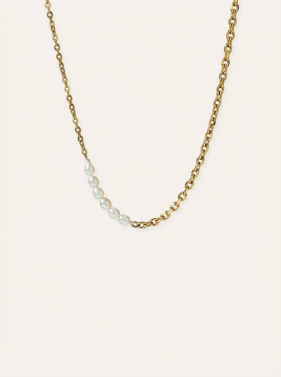 Asymmetric pearl necklace